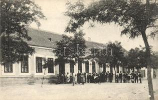 Baj, Iskola, csoportkép, kiadja Lindenberg Adolf