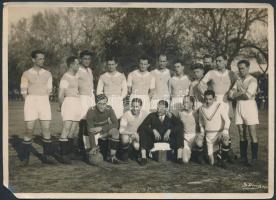 1926 Setúbal (Portugália), a magyar csapat az MTK Hungária - S. C. Vitória mérkőzésen (1:0), Salazar Diniz fotóműhelyéből, pecséttel jelzett, hátulján feliratozva, 12,5×17 cm