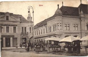 Léva, Levice; piac, Lang Központi Kávéháza, Borcsányi és Csernák üzlete, Bars Megyei Népbank / market, coffe shop, shops, bank (EB)