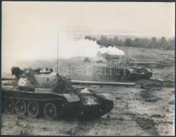 Harckocsis lőgyakorlat, német pecséttel jelzett katonai fotó, 18x23 cm / Gunnery, military photo, 18x23 cm