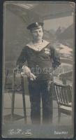 cca 1890-1914 Az SMS Kaiserin Elisabeth matróza, műtermi fotó, Leon H. és Fia műterméből, Budapest, 20,5x11 cm / cca 1890-1914 Sailor of SMS Kaiserin Elisabeth, vintage photo, 20,5x11 cm