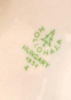 Hollóházi porcelán fekvő kutya, kézzel festett, jelzett, apró kopásnyomokkal, 20×8×11,5 cm