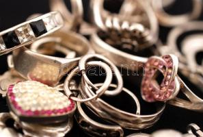 Ezüst(Ag) ékszer tétel, sok gyűrűvel és apró medállal, fülbevalóval, jelzettek, br: 80 g