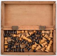 Faragott fa sakk készlet, kis hibákkal, egy figura pótolt, javított, 21×20 cm