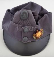 Szocialista katonasapka "Hűség a néphez, hűség a párthoz" zománcozott kitüntető jelvénnyel