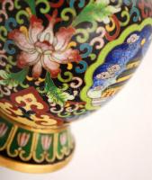 Virágokkal gazdagon díszített rekeszzománc réz váza, m: 19 cm