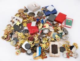 Nagy doboznyi vegyes, külföldi és magyar jelvény, kitüntetés és érem tétel, leginkább a szocialista ...