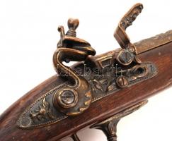 Kb. 16-17. századi ütőkakasos elöltöltős pisztoly, díszes replika, működő lakattal, h: 38 cm