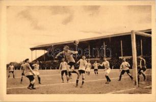 1913. március 16. FTC-MTK labdarúgó mérkőzés; Corner helyzet, Bíró Gyuszi gyönyörű fejessel véd. Kiadja a 'Klasszikus pillanatok vállalata' 7. sz. / Hungarian football match