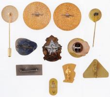 11db klf vegyes magyar és külföldi sport témájú jelvény és kitűző, közte 1974. "IV. Országos Sp...