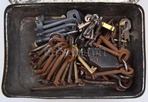 Kicsi, közepes és nagy kulcsokból álló kulcsgyűjtemény(70 db) virágmintás fém dobozban, 20x13x7 cm