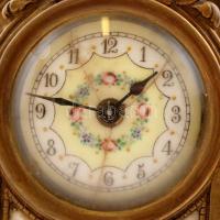 Asztali óra, gazdagon díszített réz házas, porcelán számlapos (repedésekkel), működik, matricás putt...