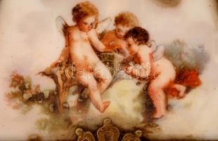 Asztali óra, gazdagon díszített réz házas, porcelán számlapos (repedésekkel), működik, matricás putt...