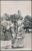 cca 1950 Az áldást osztó XII. Piusz (1876-1958) pápa (1939-1958), 14x9 cm