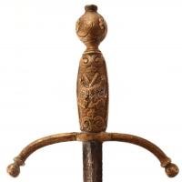 Dekoratív dísztőr, réz markolattal, pengéjén erősen megkopott felirattal, bársonyborítású tokban, pe...