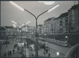 1963 Budapest, Moszkva téri alkonyat, MTI sajtófotó, feliratozva, felül kissé sérült, 9x12 cm