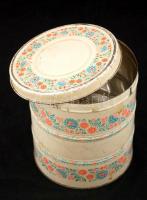 Díszes, népi motívumos régi fém tárolódoboz, kopásnyomokkal, d: 16 cm