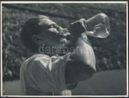 cca 1938 Korschelt Miklós (1900-1982): Szomjúság, pecséttel jelzett vintage fotóművészeti alkotás, sarkai sérültek, 17,5x23,5 cm