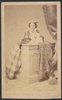 cca 1867 Crenneville grófné, Erdély kormányzójának felesége, Angerer bécsi műtermében, feliratozott vizitkártya méretű fénykép, 10x6 cm