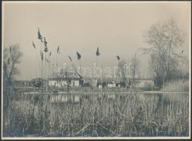 cca 1950 Belházy Dezső: Tóparti házikó, aláírt vintage fotóművészeti alkotás,18x24 cm