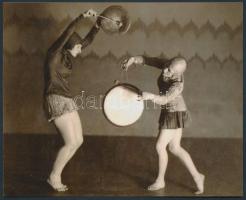 1929 Hegyei Tibor: Dobos tánc, a Szentpál iskola archívumából származó vintage alkotásról készült modern műtárgy másolat, 12,5x15,5 cm