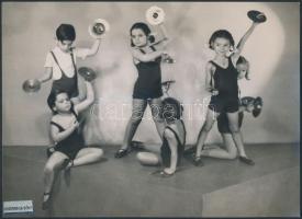 cca 1935 Leichtner Erzsébet vintage fotója Szentpál Olga gyermek tánccsoportjának tagjairól, matricával jelzett, 17x23 cm