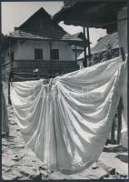 cca 1968 Müller Ferenc: Hollókő, pecséttel jelzett vintage fotóművészeti alkotás, 24x17 cm