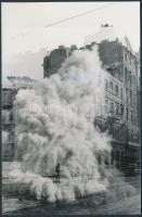 1973 Budapest, különleges fénykép, a Kálvin tér mögött levő Névtelen utcában robbantással bontottak egy házat, a robbanás porfelhőjében sértetlen gyalogos látható, Karai Sándor kétszer exponált ugyanarra a negatívra, szóval ez egy dupla expozíciós negatív montázs, pecséttel jelzett, 14x9 cm