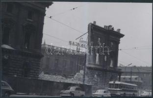 1964 Budapest, 45-ös autóbusz a félig már lebontott Nemzeti Színház mellett, háttérben a Corvin áruház, korabeli negatívról készült modern nagyítás, 10x17 cm