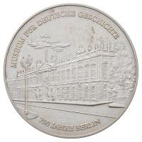 NDK 1987. 750 éves Berlin fém emlékérem eredeti dísztokban (40mm), és hozzá tartozó képes minikönyv T:1-,2 GDR 1987. 750 Jahre Berlin metal medallion in original case (40mm), with miniature picture book C:AU,XF