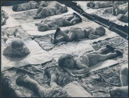 1974 Krasznay Oszkár: Csendes pihenő, feliratozott vintage fotóművészeti alkotás, 18x24 cm