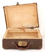 Régi kis bőrönd, vulkánfiber, egy csavar hiányzik, 18x26x10cm