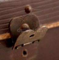 Régi kis bőrönd, vulkánfiber, egy csavar hiányzik, 18x26x10cm