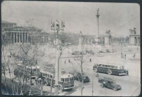 cca 1955 Budapest, Hősök tere, 75-ös troli busz, Tiszavölgyi József (1909-?) vintage felvétele, pecséttel jelzett, felületén törésnyommal, 6x9 cm