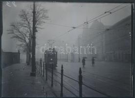 cca 1925 Budapest, Duna-part, 22-es villamos (Rudolf tér felirattal), korabeli negatívról készült mai modern nagyítás, 13x18 cm