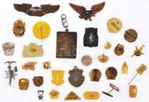 ~1920-1970. 31db-os vegyes magyar és külföldi jelvény tétel jobb darabokkal, közte több zománcozott,...