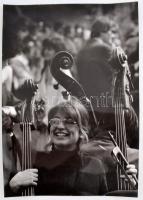 cca 1980 Zsigri Oszkár: Egy kis pihenő, pecséttel jelzett vintage fotóművészeti alkotás, 40x28 cm