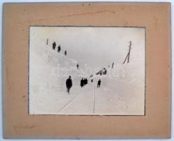cca 1910 Kemény tél, a vonatközlekedés helyreállítása, 17x22 cm, karton 27x33 cm