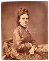 cca 1880 Házaspárról készült 2 db nagyméretű, 19. századi fémlemezre nyomott portrékép, a képsarkoko...