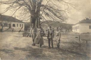 1916 Rudnik, Bezirks-Commando, csendőrlaktanya, csoportkép / Hungarian soldiers by the gendarmerie and military barracks, photo