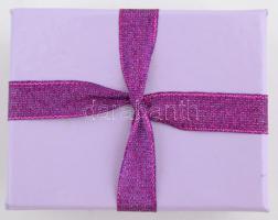 Türkiz elemekkel díszített fülbevalópár díszdobozban