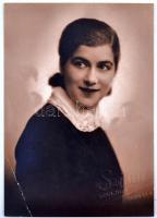 cca 1900-1930 Nő portréja, fotó Szipál M. Károly szolnoki műterméből, az egyik sarkán töréssel, 11×8 cm