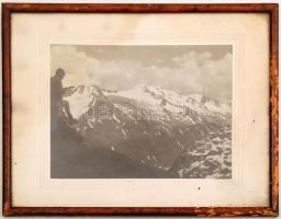cca 1920(?) Hegymászás közben, fotó, üvegezett fa keretben, 17,5×23 cm