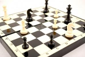 Retró mágneses úti sakk készlet, tokban, hiánytalan állapotban