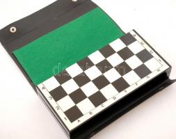 Retró mágneses úti sakk készlet, tokban, hiánytalan állapotban
