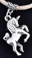 Unikornis függő kapcsos selyemszalagon