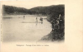 Madagascar, Passage dune riviere sur radeau / folklore