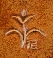 Kisméretű, könyvet formázó mázas kerámia kulacs, "E könyvben van a világ bölcsessége, tudásszom...