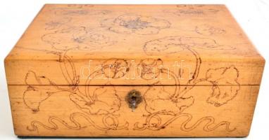 Szecessziós pirogravált zárható fa doboz, alján repedéssel, szakszerűen restaurálva, kulccsal, 27x19x11 cm