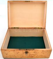 Szecessziós pirogravált zárható fa doboz, alján repedéssel, szakszerűen restaurálva, kulccsal, 27x19...